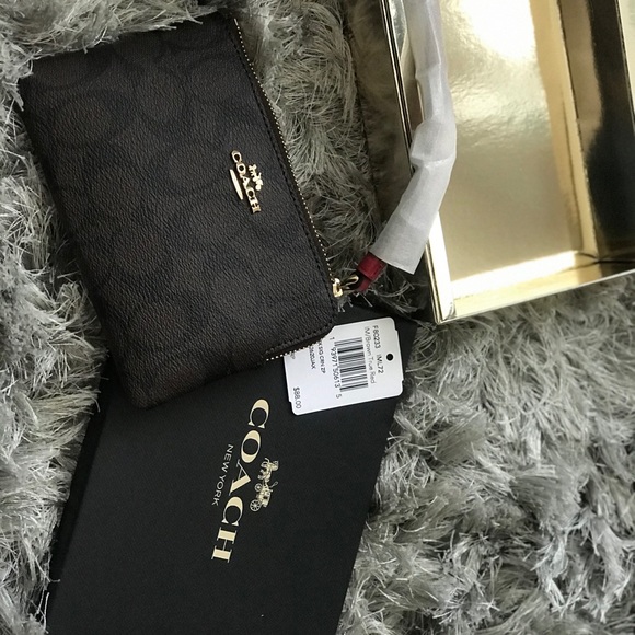 Boxed Corner Zip Wristlet In Signature Canvas - Picture 2 of 3